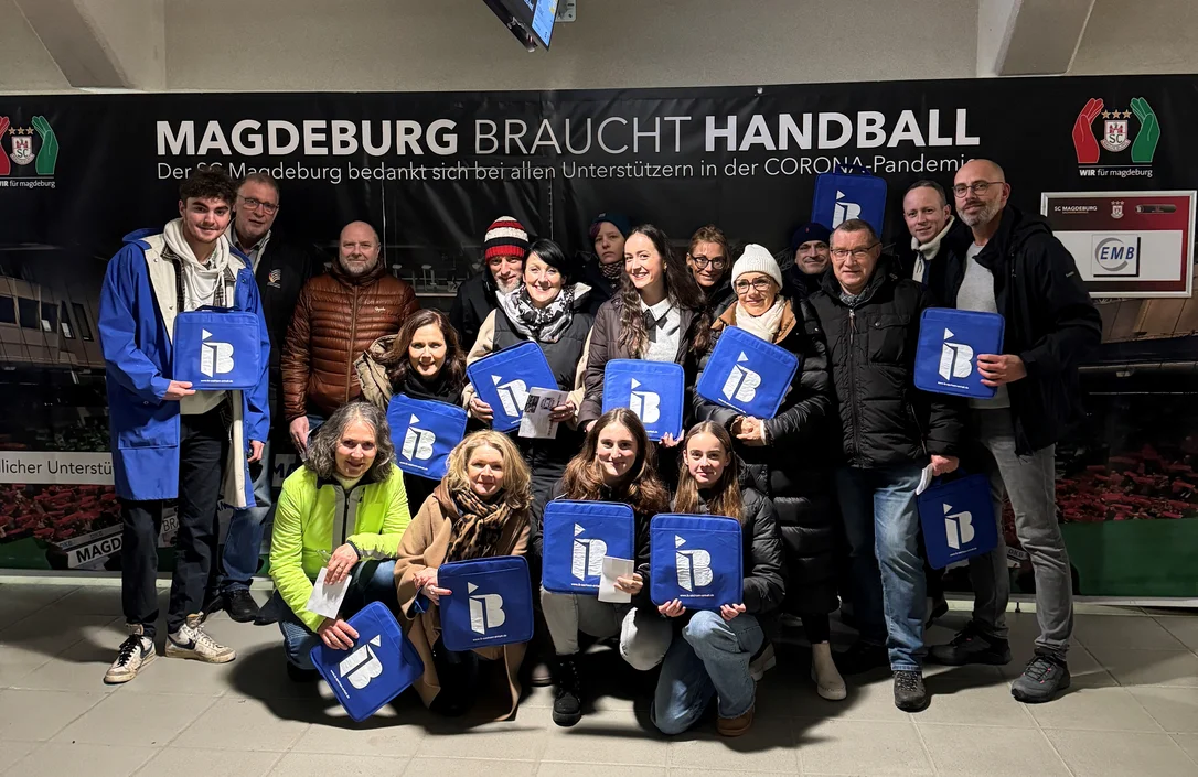 Mitglieder des Verein verwaister Eltern und trauernder Geschwister mit IB-Logos in der Hand