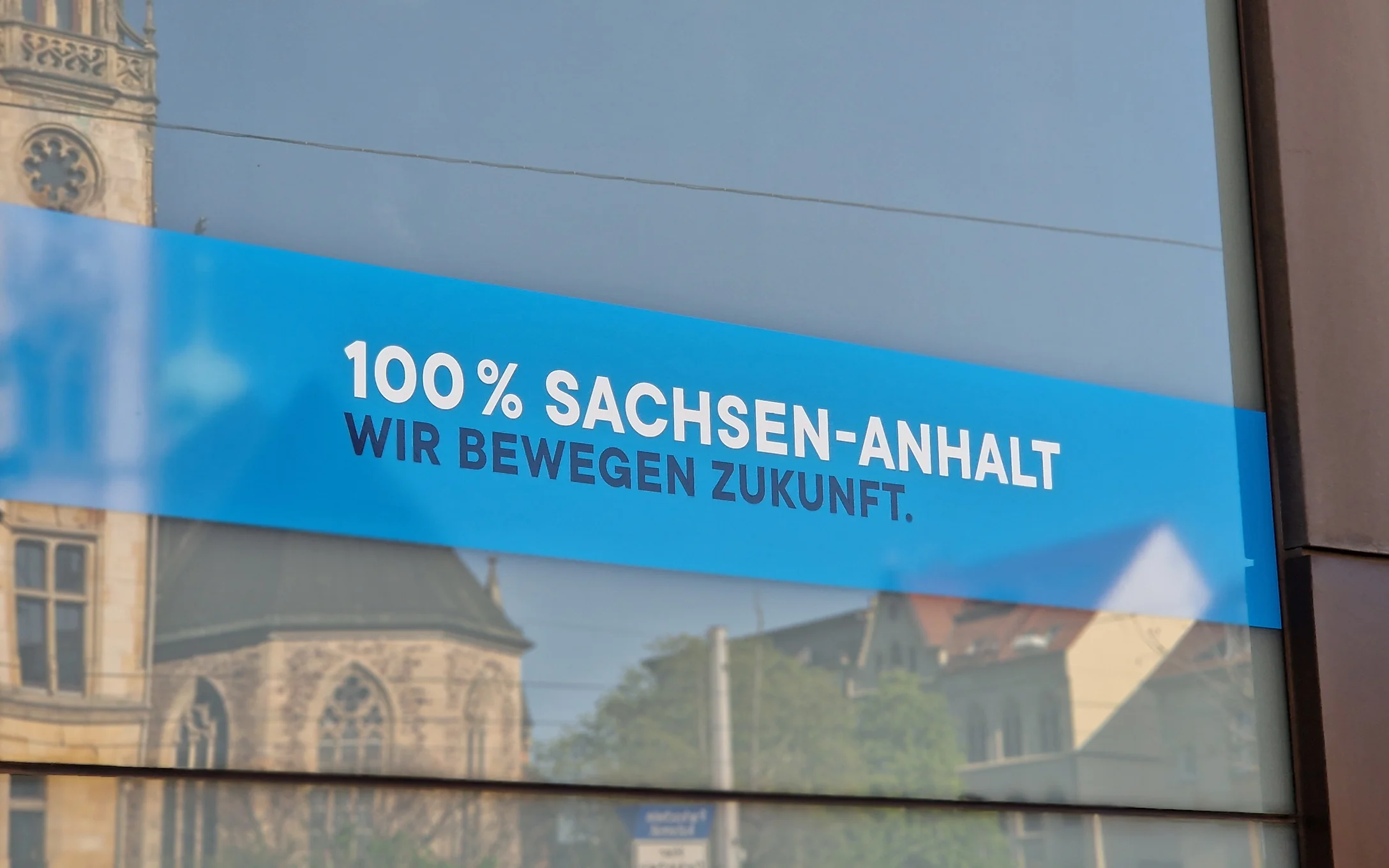 Beklebung am Kundencenter der Investitionsbank auf dem steht: 100% Sachsen-Anhalt. Wir bewegen Zukunft.