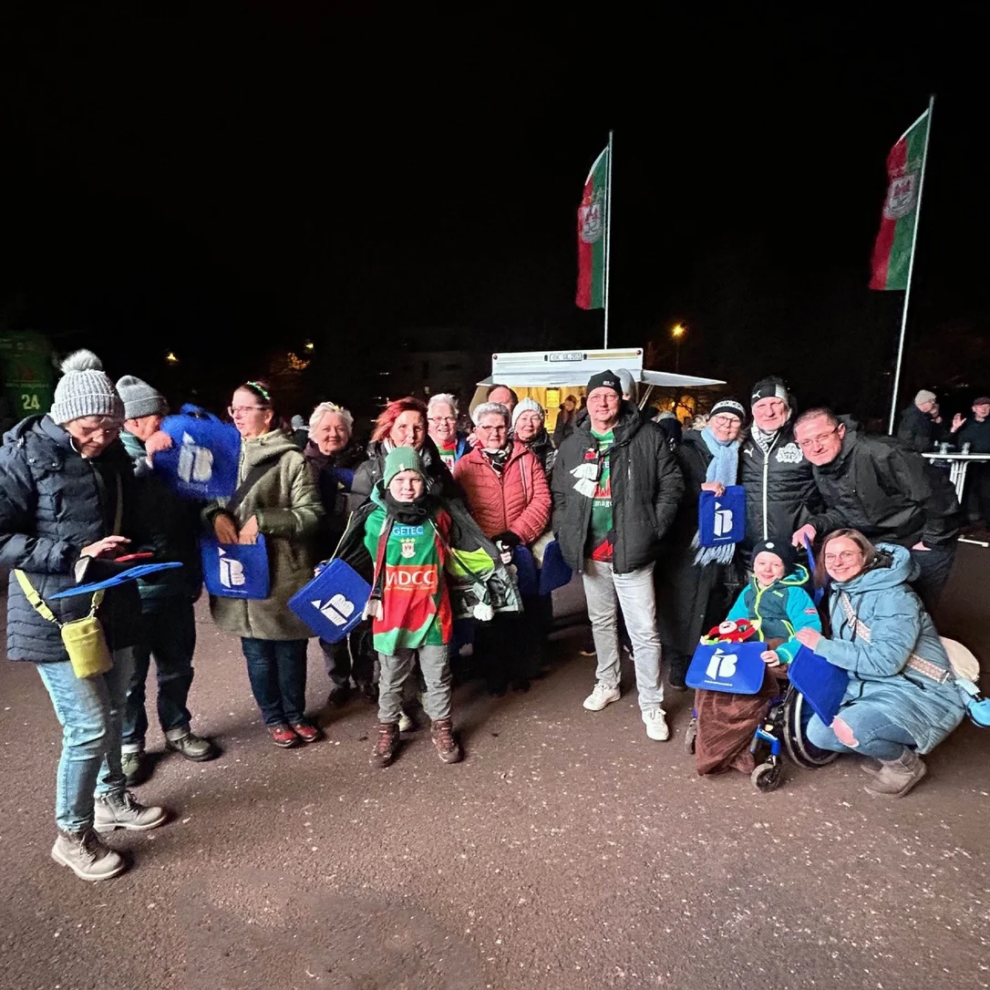 Mitglieder des Vereins schwerstkranker Kinder und ihrer Eltern e.V. kurz vor dem Spiel gegen den THW Kiel vor der Getec-Arena.