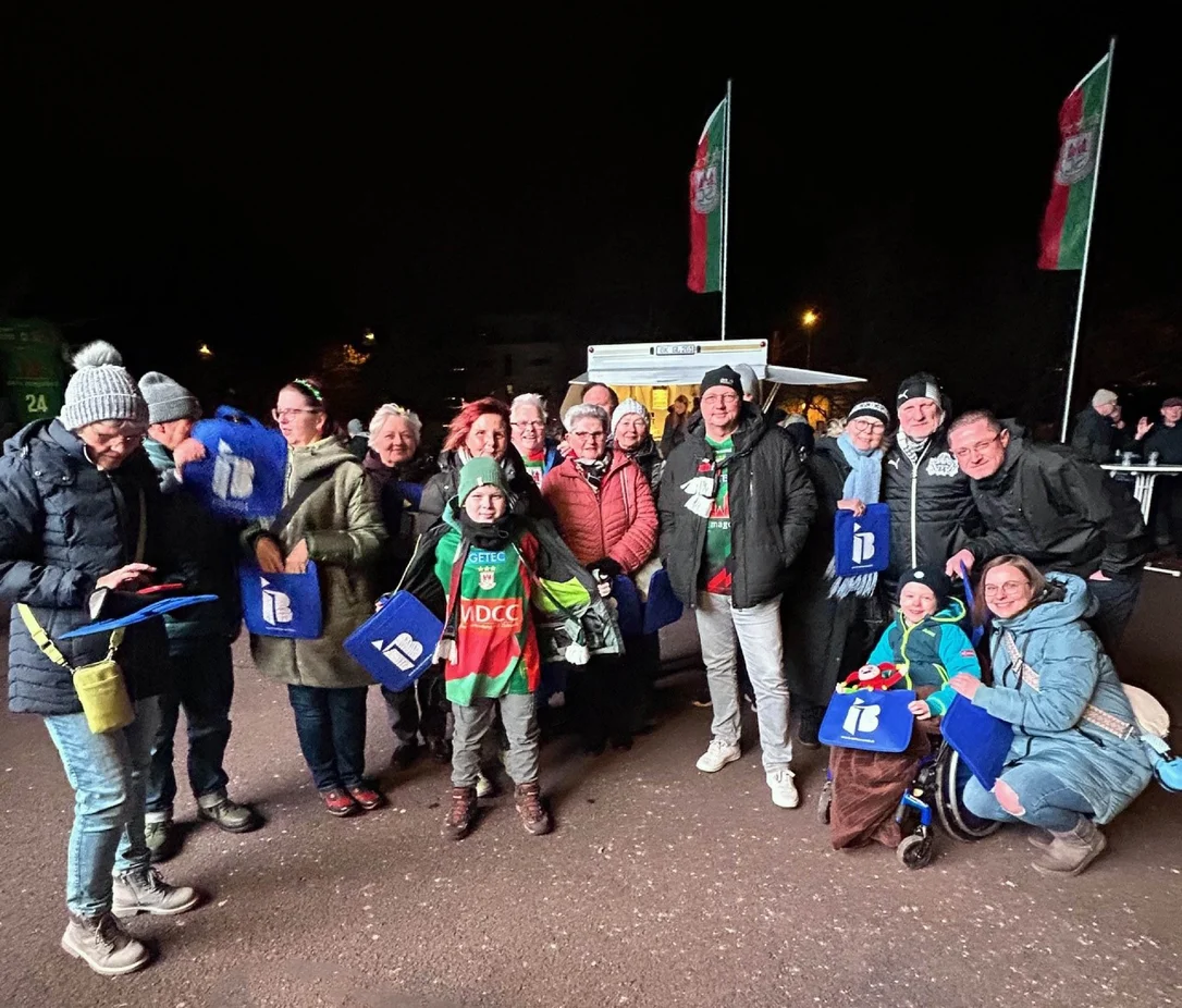 Mitglieder des Vereins schwerstkranker Kinder und ihrer Eltern e.V. kurz vor dem Spiel gegen den THW Kiel vor der Getec-Arena.