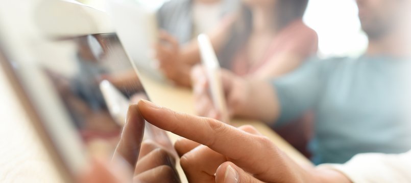 Ein Mensch tippt auf einem digitalen Bildschirm