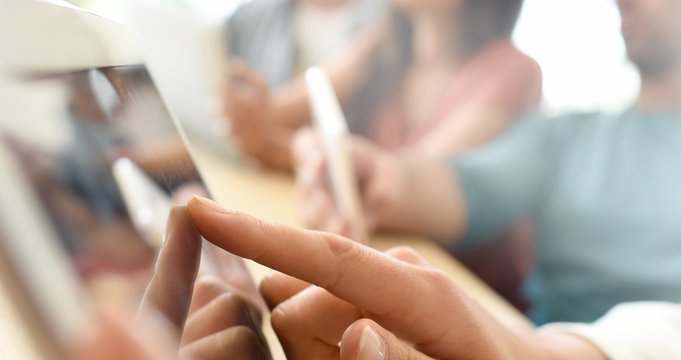 Ein Mensch tippt auf einem digitalen Bildschirm