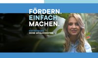 Titelbild der Kampagne der Investitionsbank mit einer Frau zwischen einigen Pflanzen
