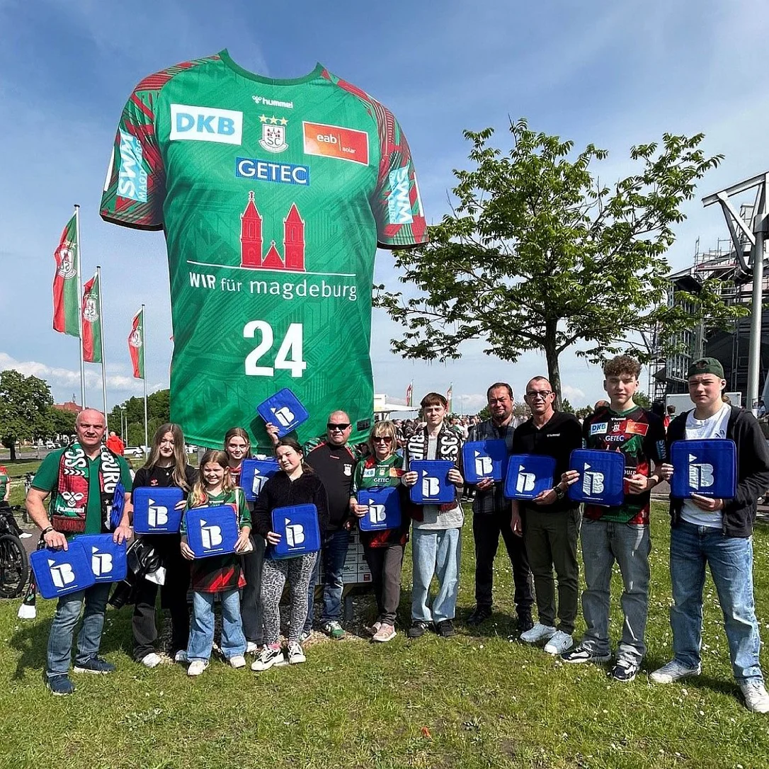 Die männliche Jugendhandballer des HC Alligators Aschersleben vor der Getec-Arena