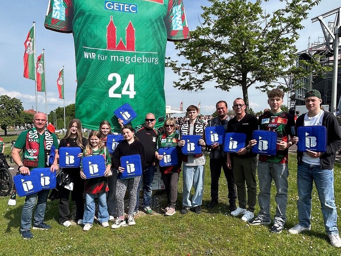 Die männliche Jugendhandballer des HC Alligators Aschersleben vor der Getec-Arena