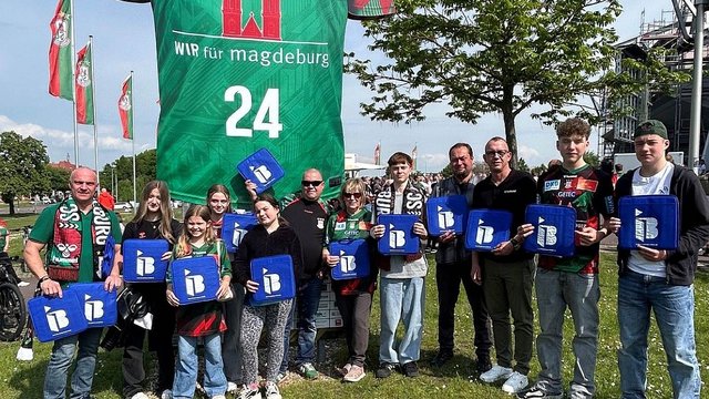 Die männliche Jugendhandballer des HC Alligators Aschersleben vor der Getec-Arena