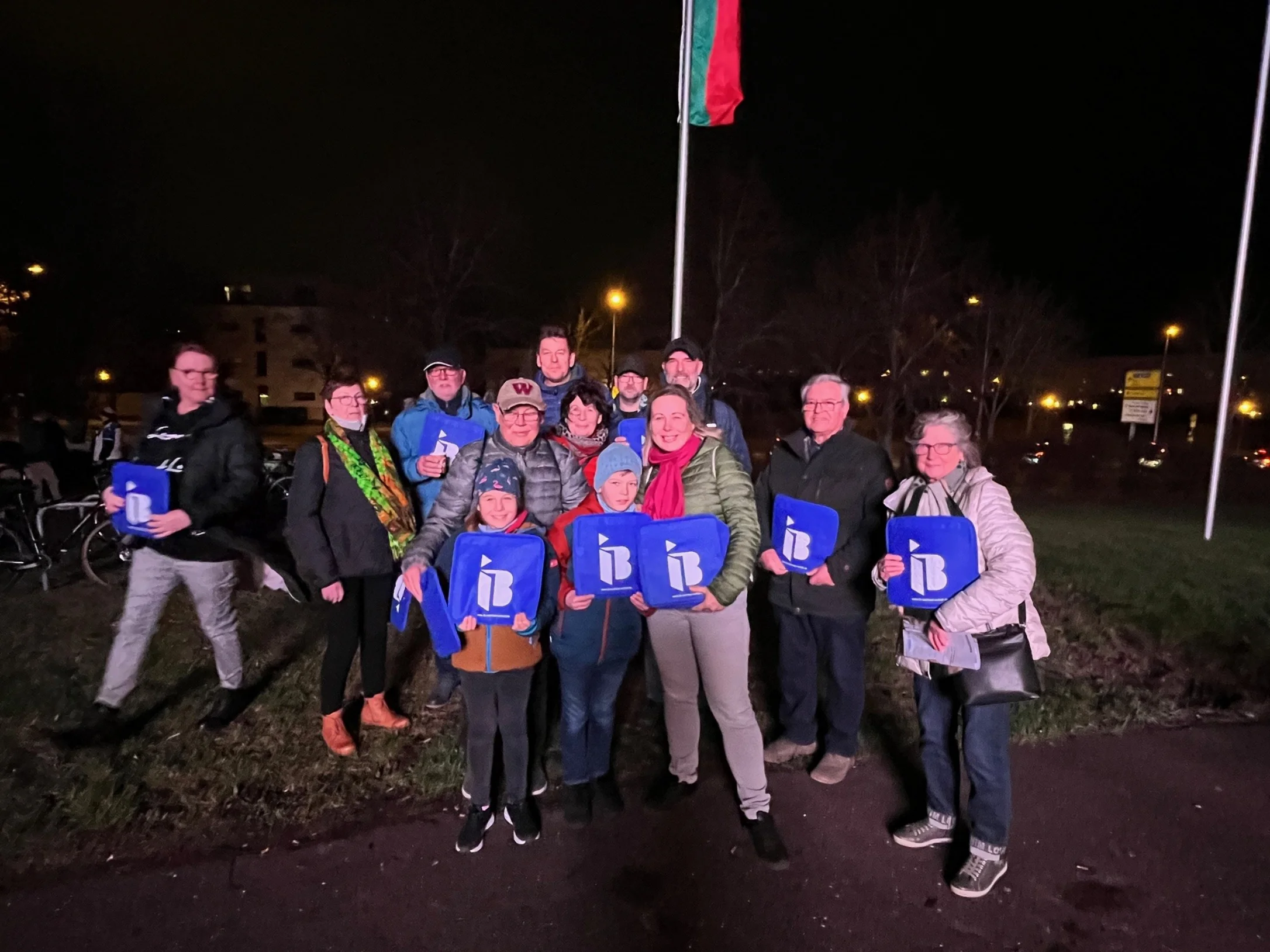 Mitglieder des LandFrauenverband mit IB-Logos in der Hand vor einer Arena in Magdeburg