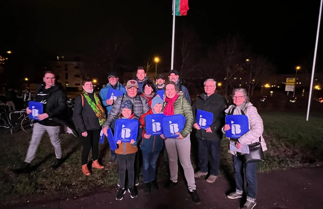 Mitglieder des LandFrauenverband mit IB-Logos in der Hand vor einer Arena in Magdeburg