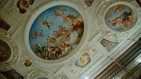 Beeindruckender Deckenstuck mit vielen Gemäldeelementen 