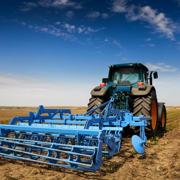 Traktor auf einem Feld