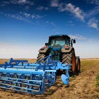 Traktor auf einem Feld