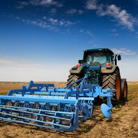 Traktor auf einem Feld