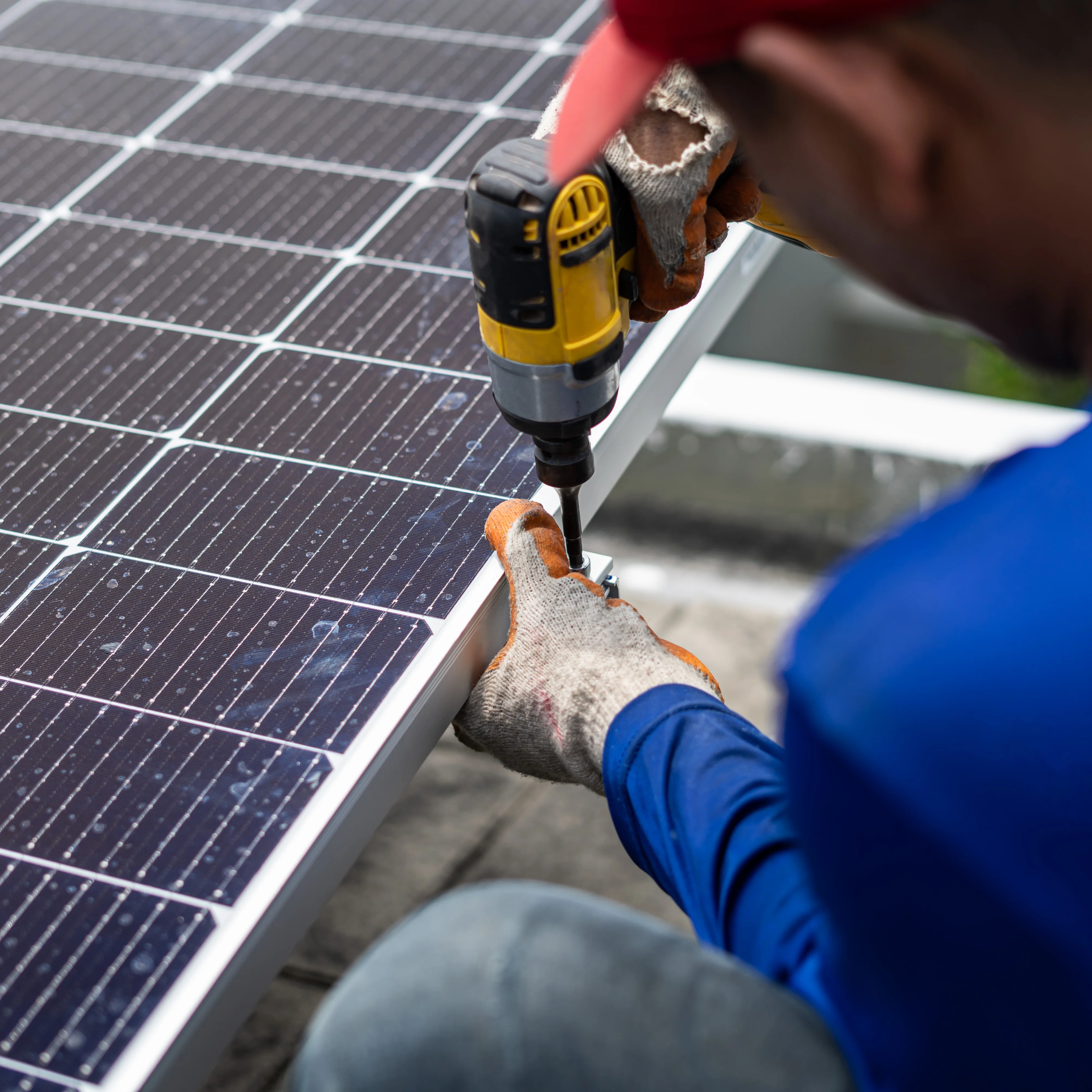 Ein Mann arbeitet an einer Solaranlage