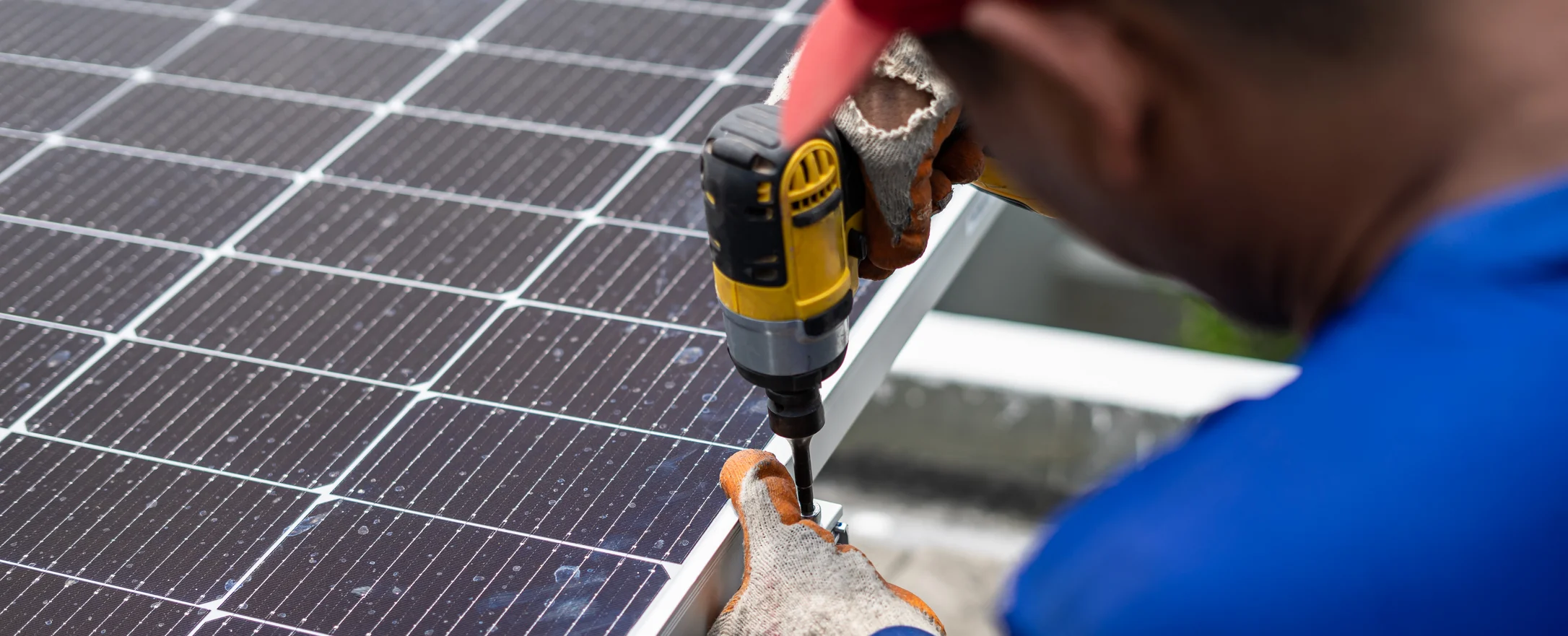 Ein Mann arbeitet an einer Solaranlage