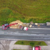 Neben einer Straße wird ein Radweg gebaut. Man sieht Baustellenfahrzeuge. 