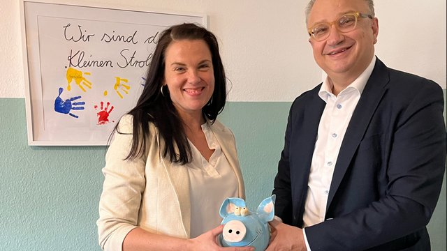 Bei der heutigen Spendenübergabe in Höhe von 6.600 Euro  überreichte Marc Melzer, Vorstand der Investitionsbank Sachsen-Anhalt, symbolisch ein Spendenschwein an Kristin Knoll, Bereichsleiterin Dessau-Roßlau beim Internationalen Bund / IB Mitte gGmbH Niederlassung Sachsen-Anhalt Süd.
