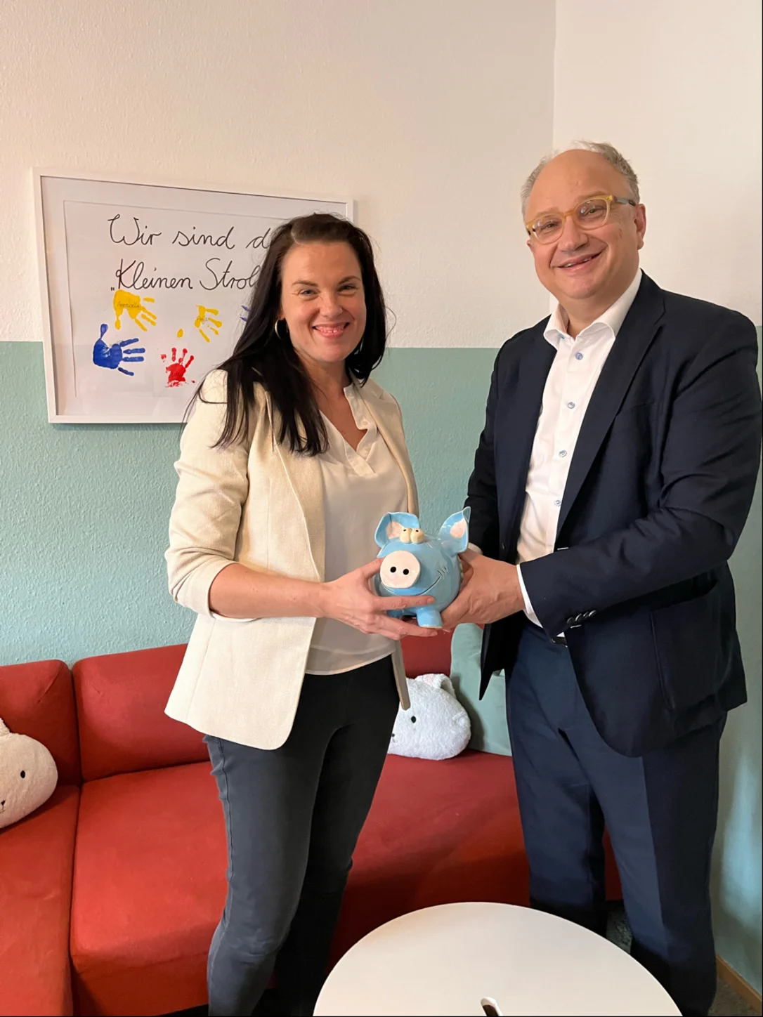 Bei der heutigen Spendenübergabe in Höhe von 6.600 Euro  überreichte Marc Melzer, Vorstand der Investitionsbank Sachsen-Anhalt, symbolisch ein Spendenschwein an Kristin Knoll, Bereichsleiterin Dessau-Roßlau beim Internationalen Bund / IB Mitte gGmbH Niederlassung Sachsen-Anhalt Süd.