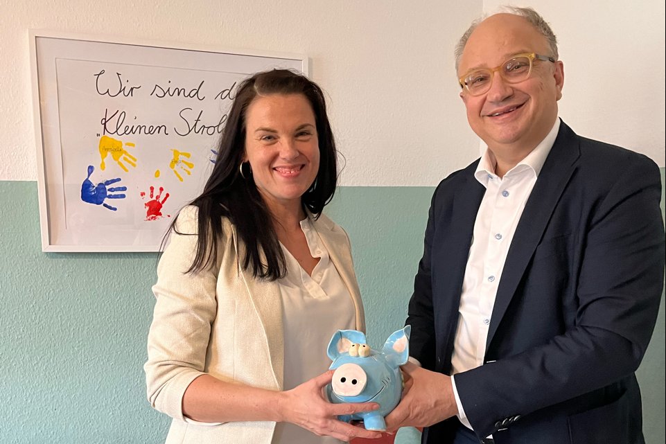 Bei der heutigen Spendenübergabe in Höhe von 6.600 Euro  überreichte Marc Melzer, Vorstand der Investitionsbank Sachsen-Anhalt, symbolisch ein Spendenschwein an Kristin Knoll, Bereichsleiterin Dessau-Roßlau beim Internationalen Bund / IB Mitte gGmbH Niederlassung Sachsen-Anhalt Süd.
