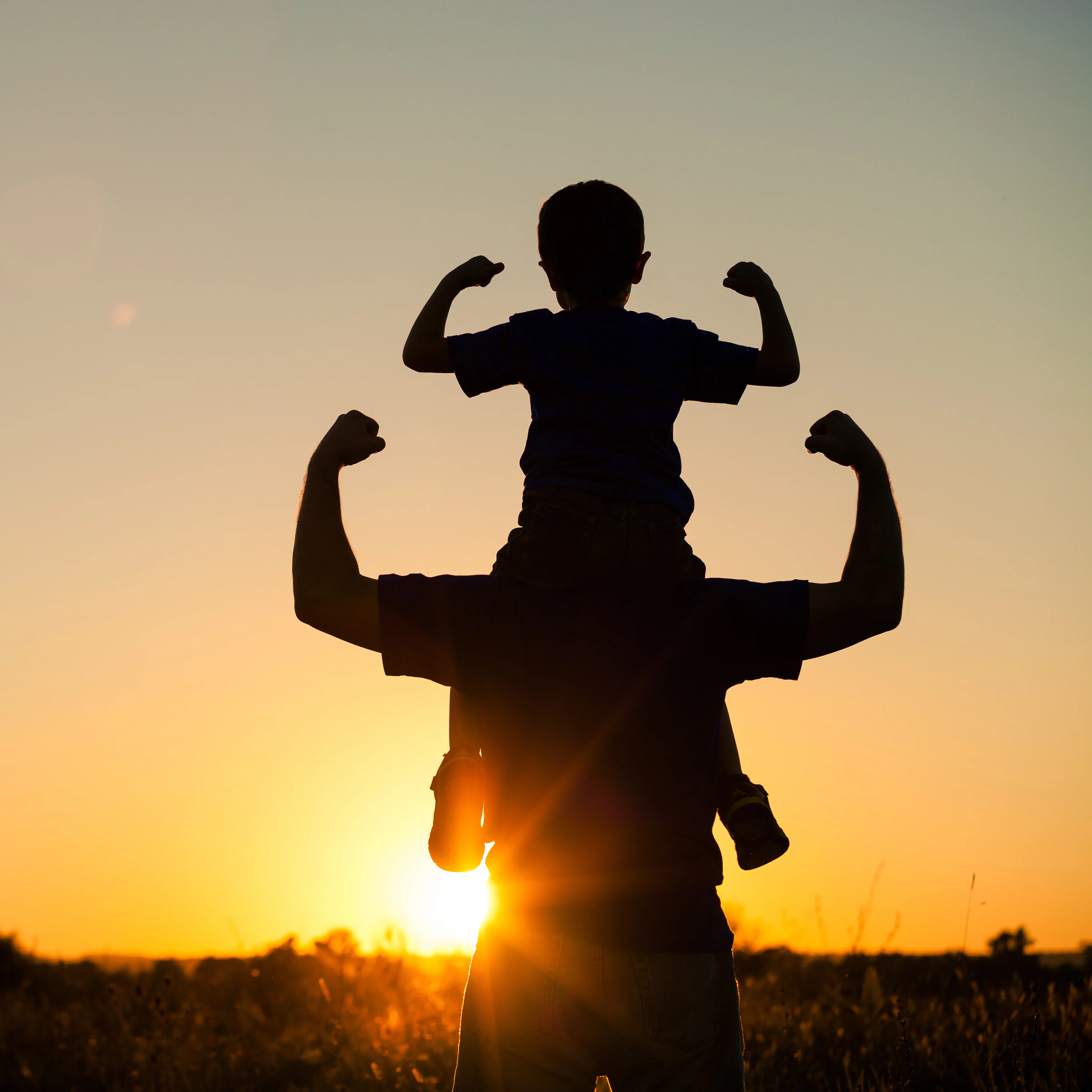 Vater und Sohn zeigen gemeinsam wie stark sie sind