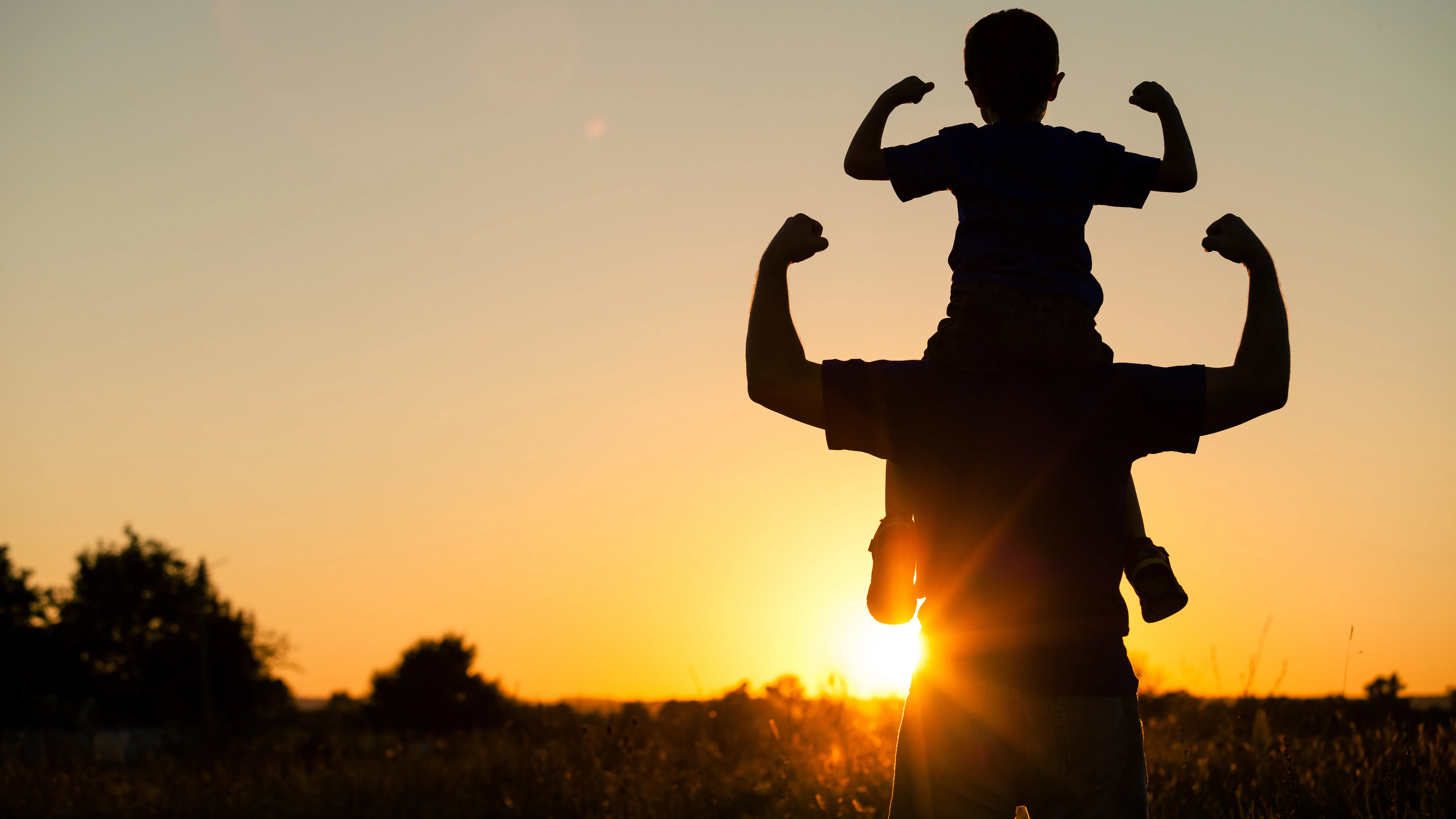 Vater und Sohn zeigen gemeinsam wie stark sie sind