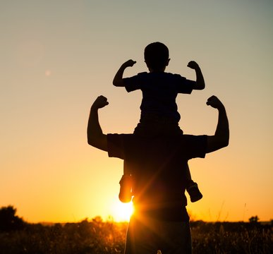 Vater und Sohn zeigen gemeinsam wie stark sie sind