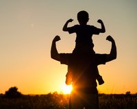Vater und Sohn zeigen gemeinsam wie stark sie sind