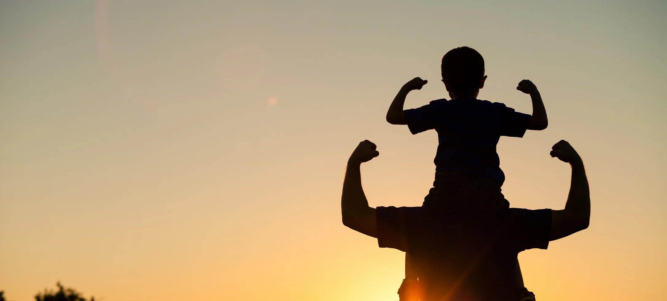 Vater und Sohn zeigen gemeinsam wie stark sie sind