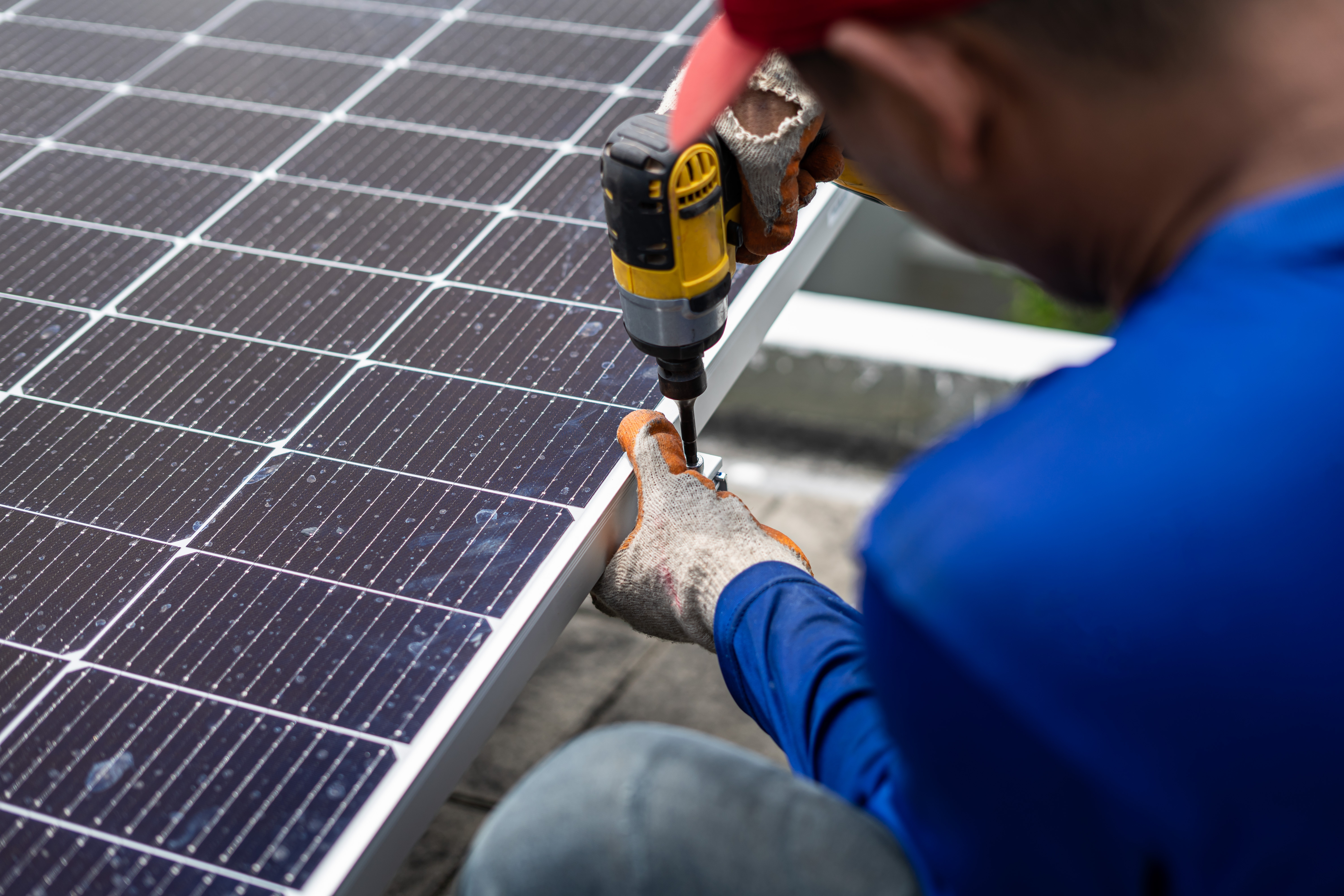 Ein Mann arbeitet an einer Solaranlage