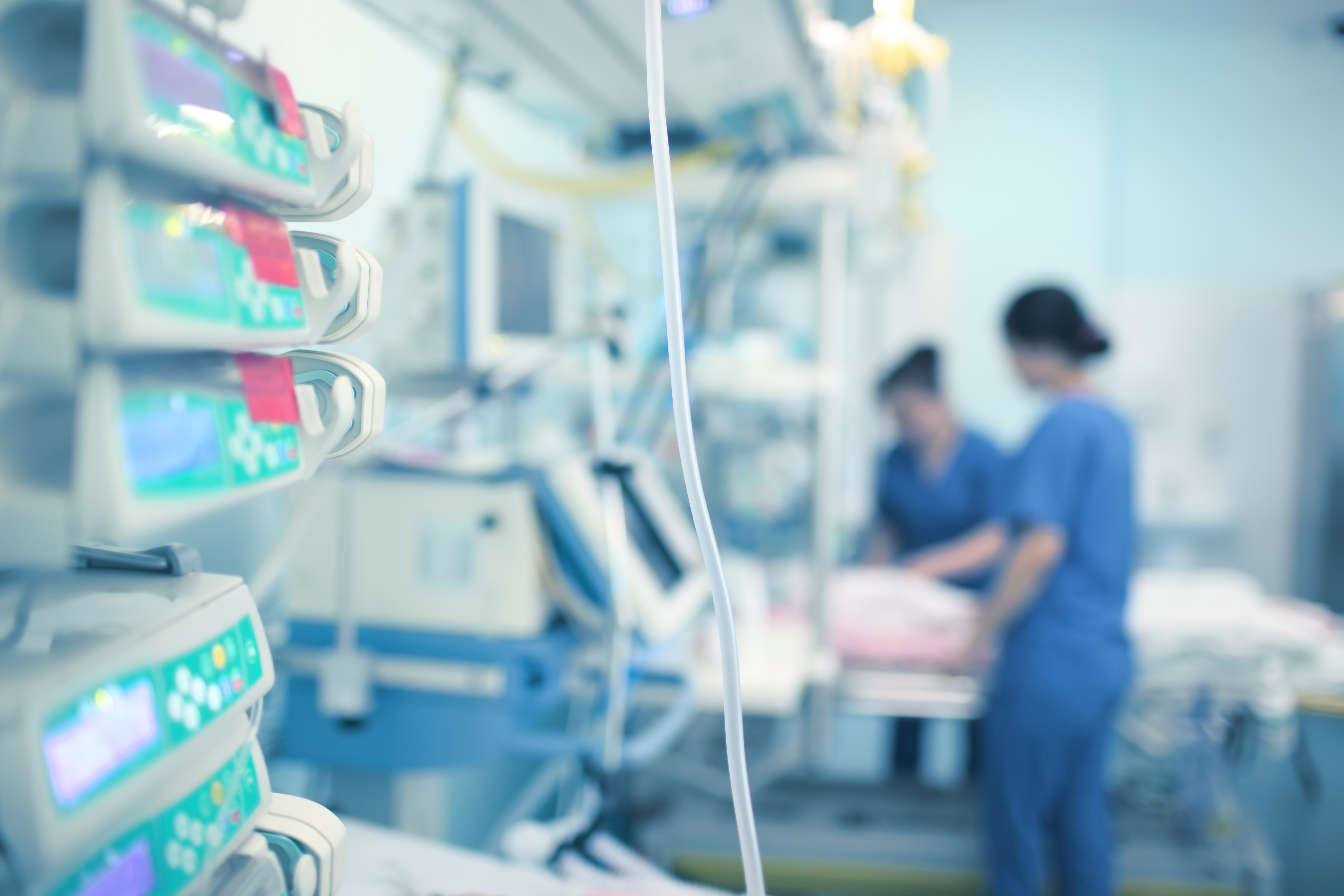 Medizinische Geräte in einem Patientenzimmer