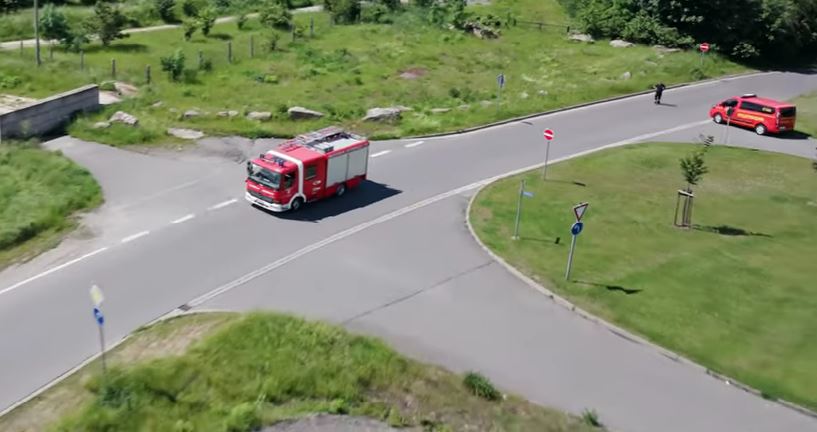 Ein Feuerwehrwagen fährt über eine Landstraße